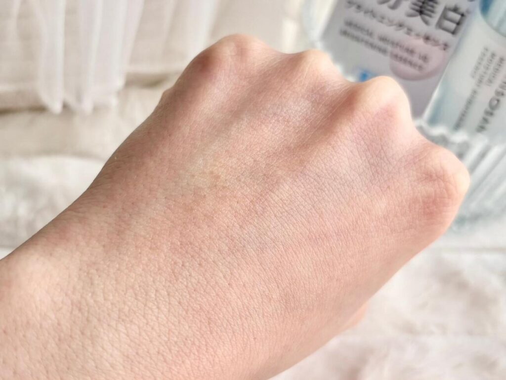 乾燥さん 薬用水分力ブライトニングエッセンスを塗ってなじませた後の肌の様子
