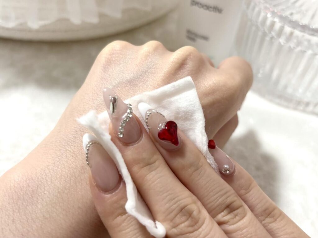 プロアクティブ リバイタライジングトナーをコットンに浸して使っている様子