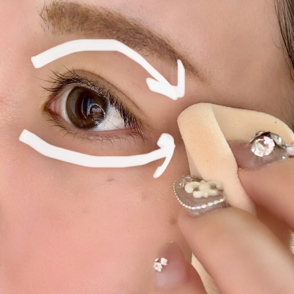 目周りに薄くパウダーファンデーションを塗る様子
