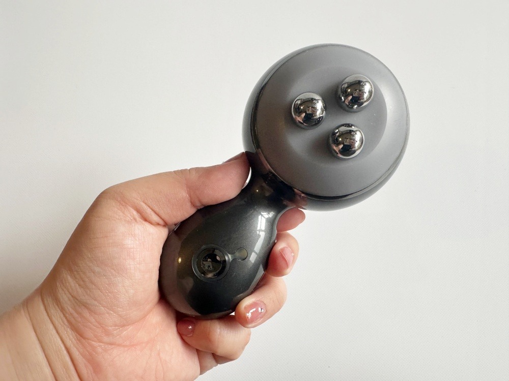 美顔器「エネボール」を手に持った時のサイズ感