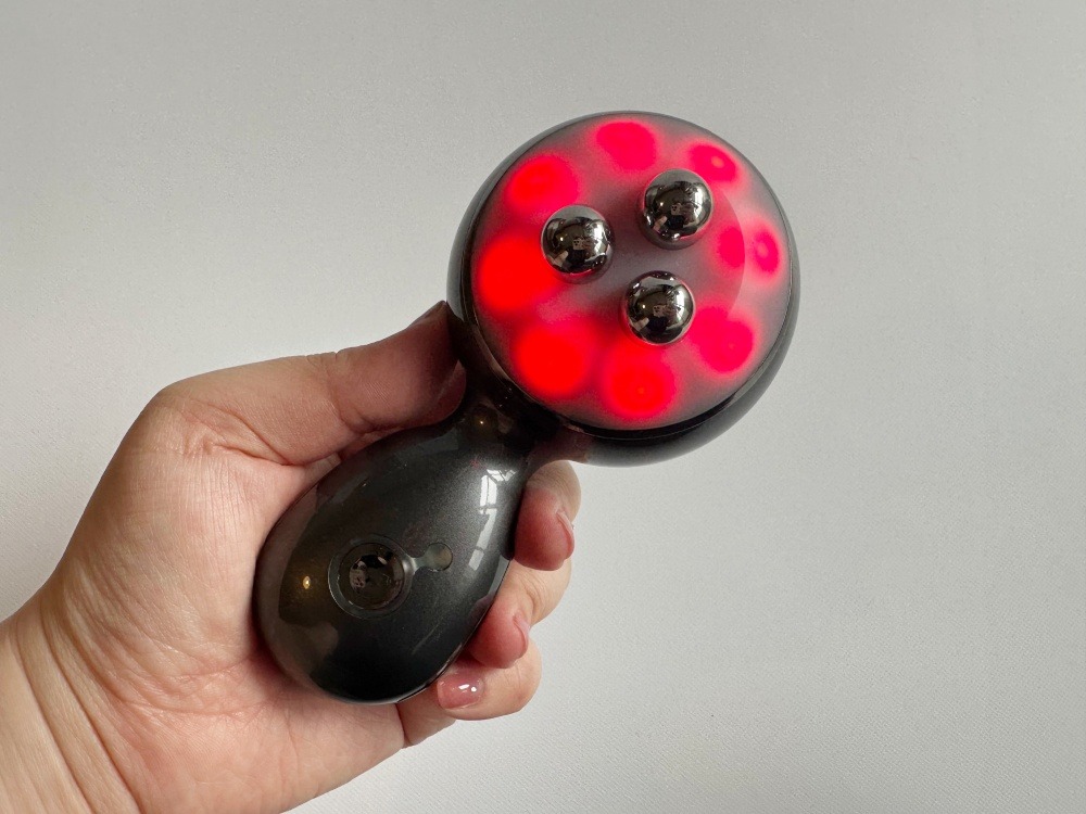 美顔器「エネボール」の電源をつけた様子