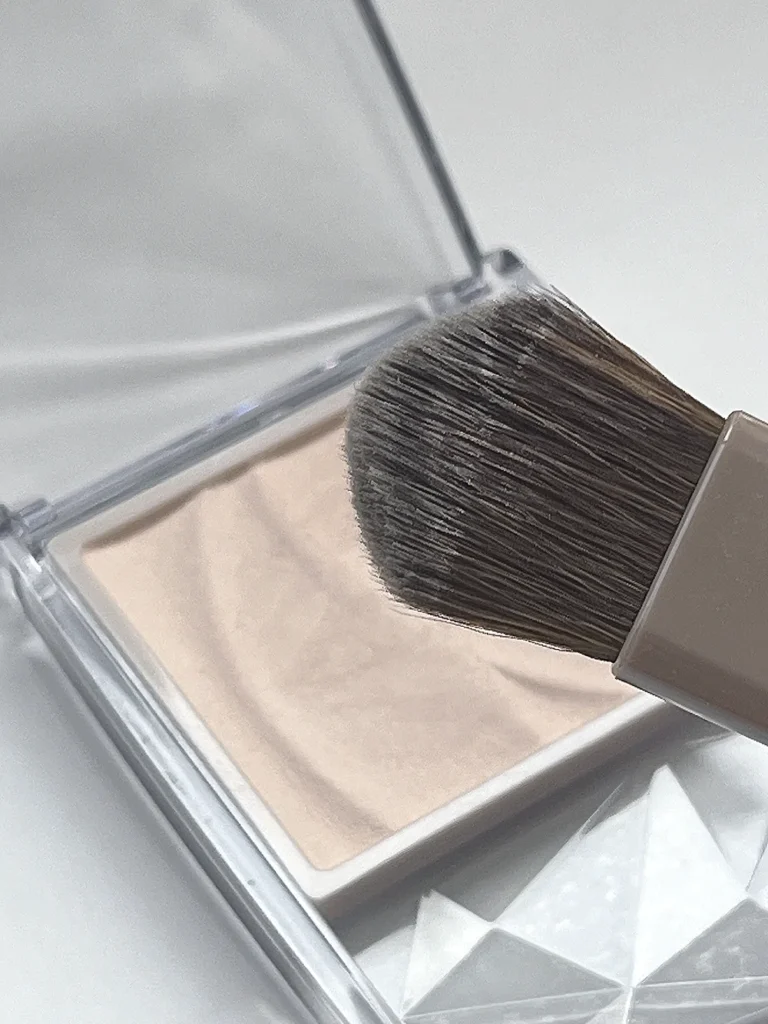 セザンヌ トーンフィルターハイライト 01 フィルターベージュを専用のブラシに塗布した様子