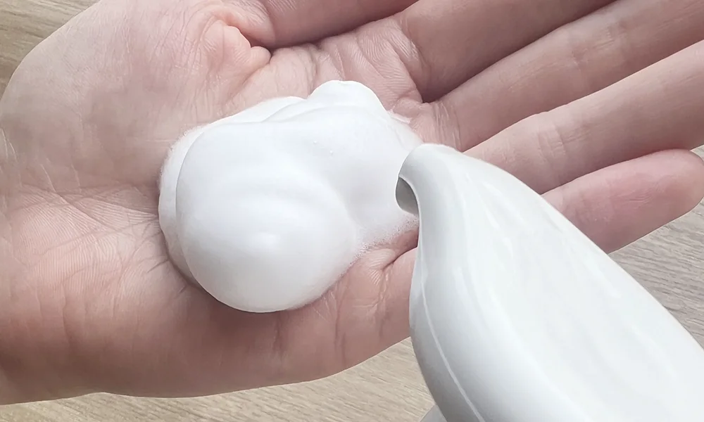 キュレルの泡洗顔をだしている様子