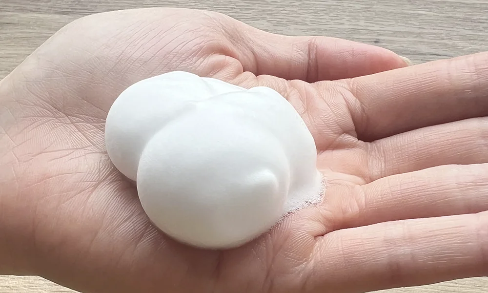 キュレルの泡洗顔の適量2プッシュを出した様子