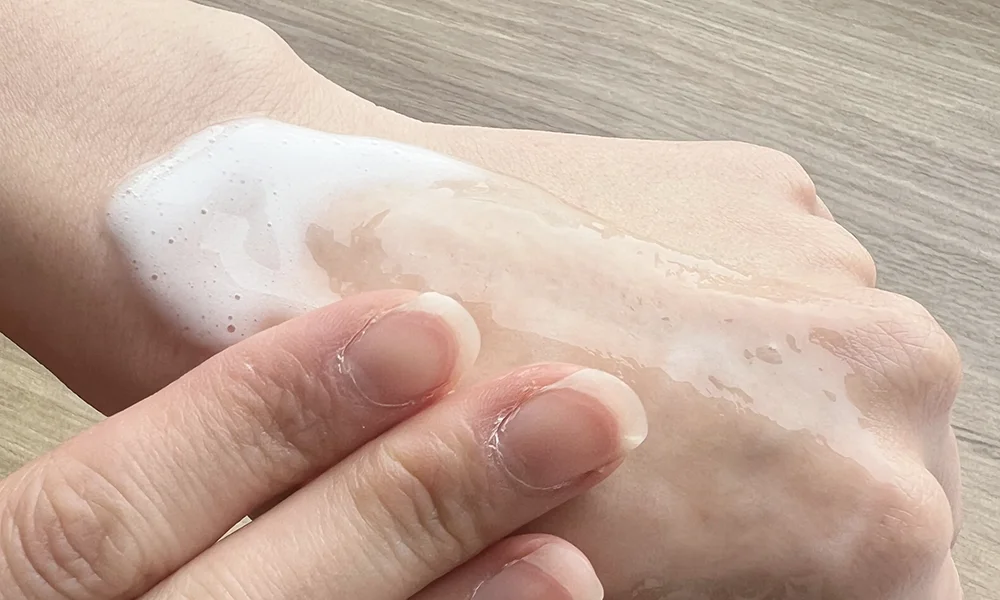 キュレルの泡ジェル洗顔をなじませている様子