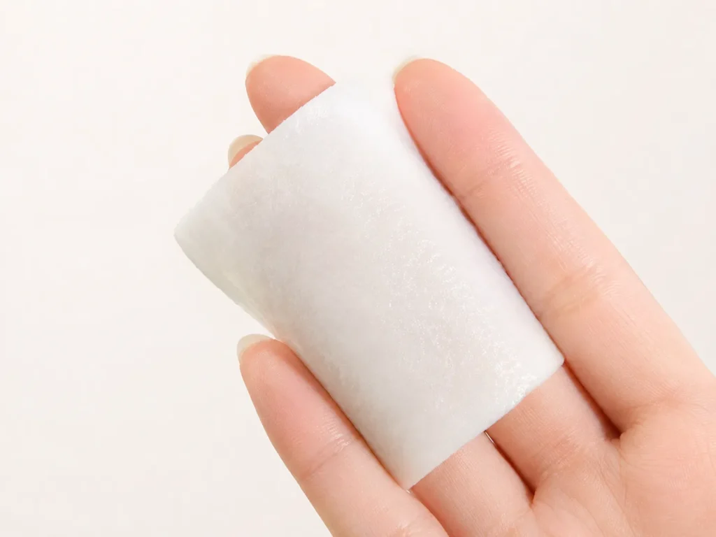 コットンの基本的な持ち方(中指と薬指にのせて人差し指と小指で軽くはさむように持つ)のイメージ