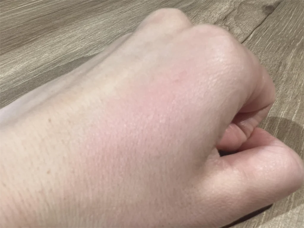 フジコ どこでもチーク 01 ちょい悪ローズをブラシで塗った発色