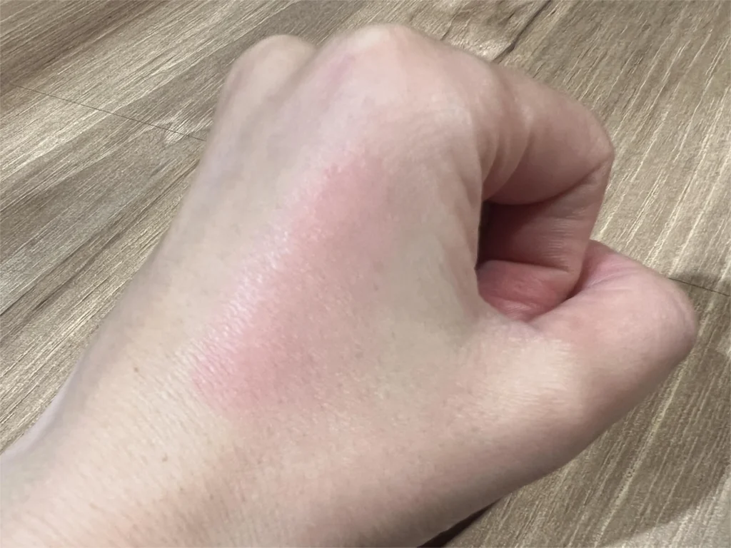 フジコ どこでもチーク 01 ちょい悪ローズを指で塗った発色